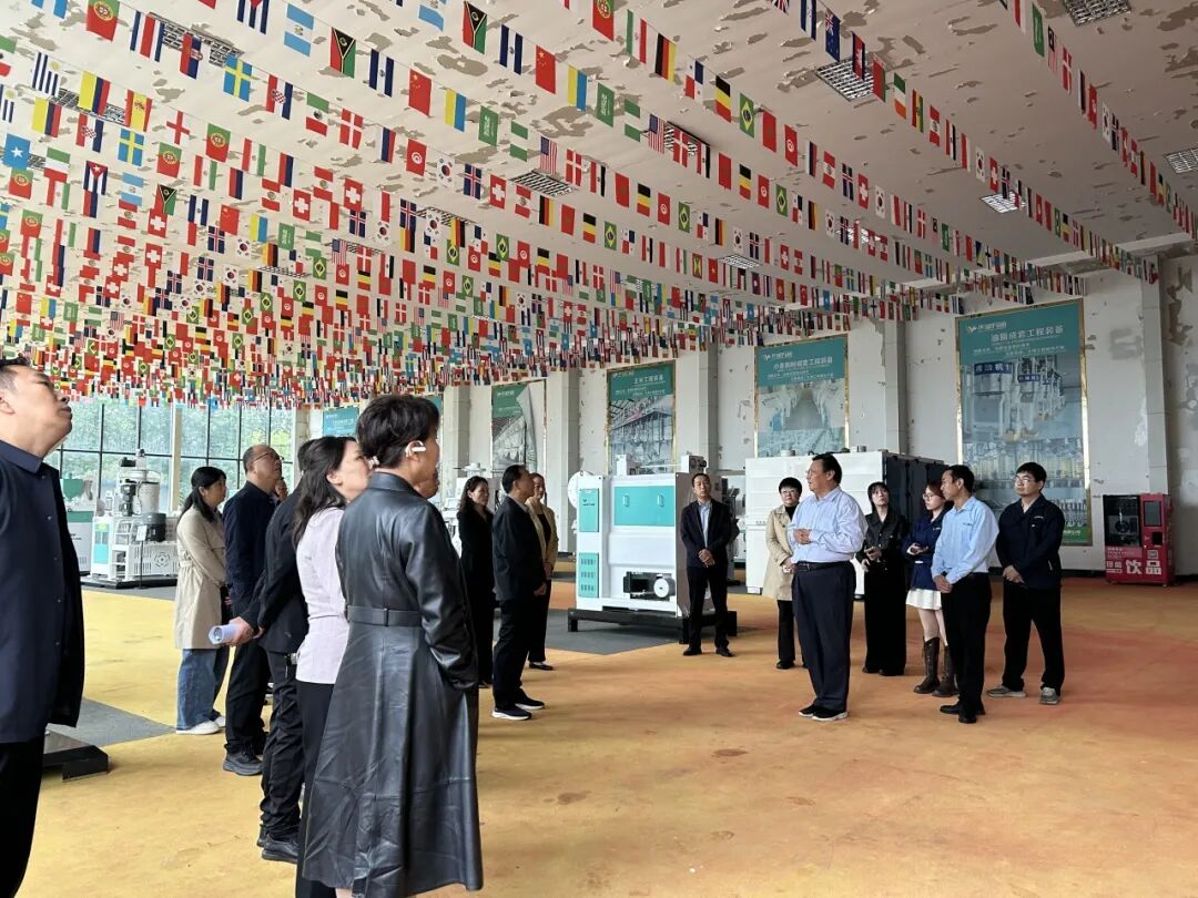 魯山縣人大常委會(huì)調(diào)研團(tuán)蒞臨華豫萬(wàn)通考察指導(dǎo) | 共探玉米雜糧加工設(shè)備科技成果轉(zhuǎn)化新路徑