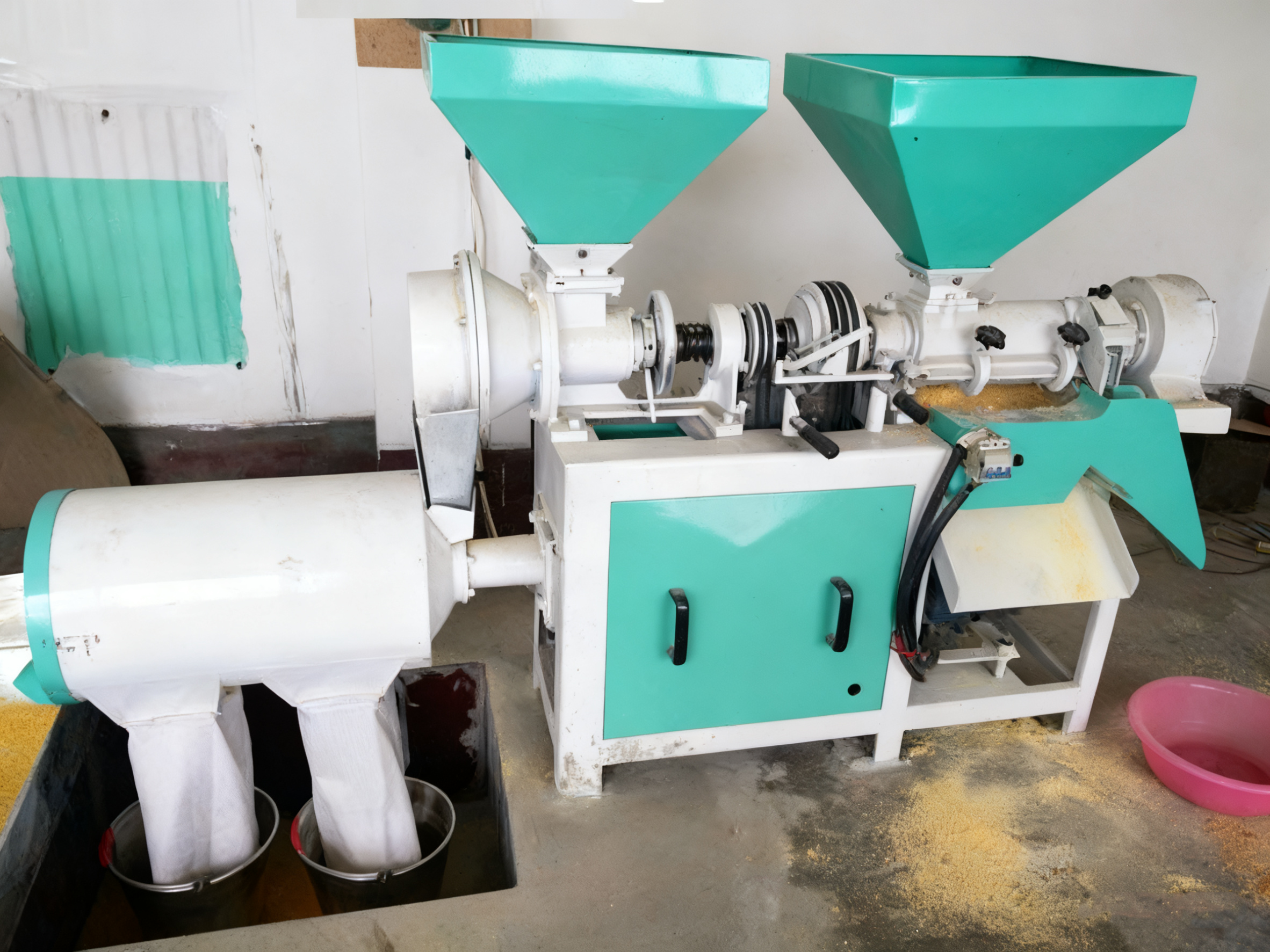 河南客戶玉米脫皮制糝制粉機(jī)組客戶現(xiàn)場(chǎng)